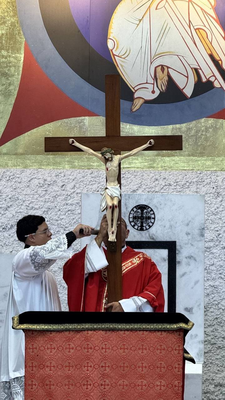 Sexta-feira Santa — adoração da Santa Cruz