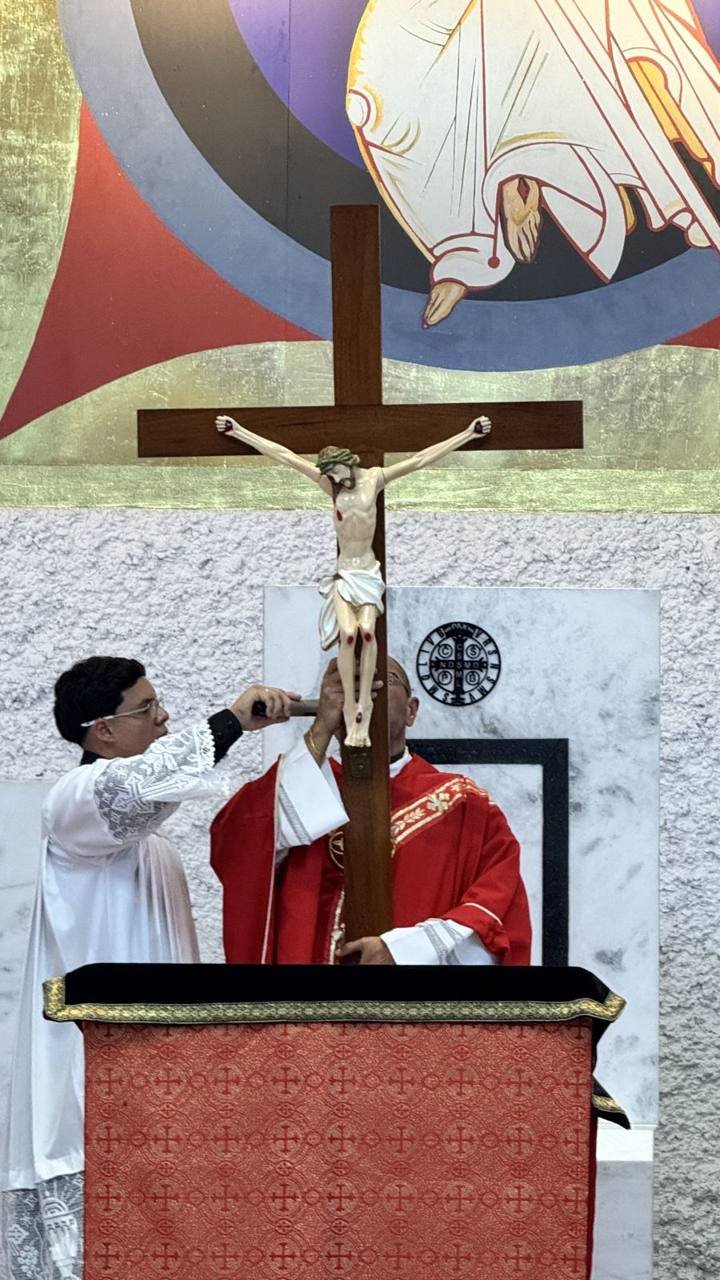 Sexta-feira Santa — adoração da Santa Cruz
